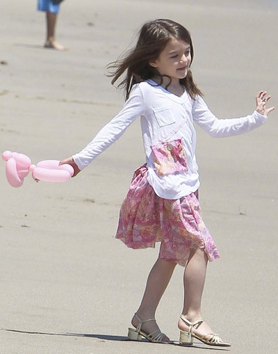 Xăng đan cao gót nhưng cô bé vẫn thoải sức đùa nghịch trên bãi biển.